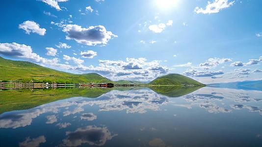 泸沽湖蓝天白云山水倒影美景视频的预览图