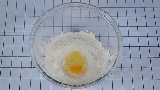 鸡蛋打入面粉中视频的预览图