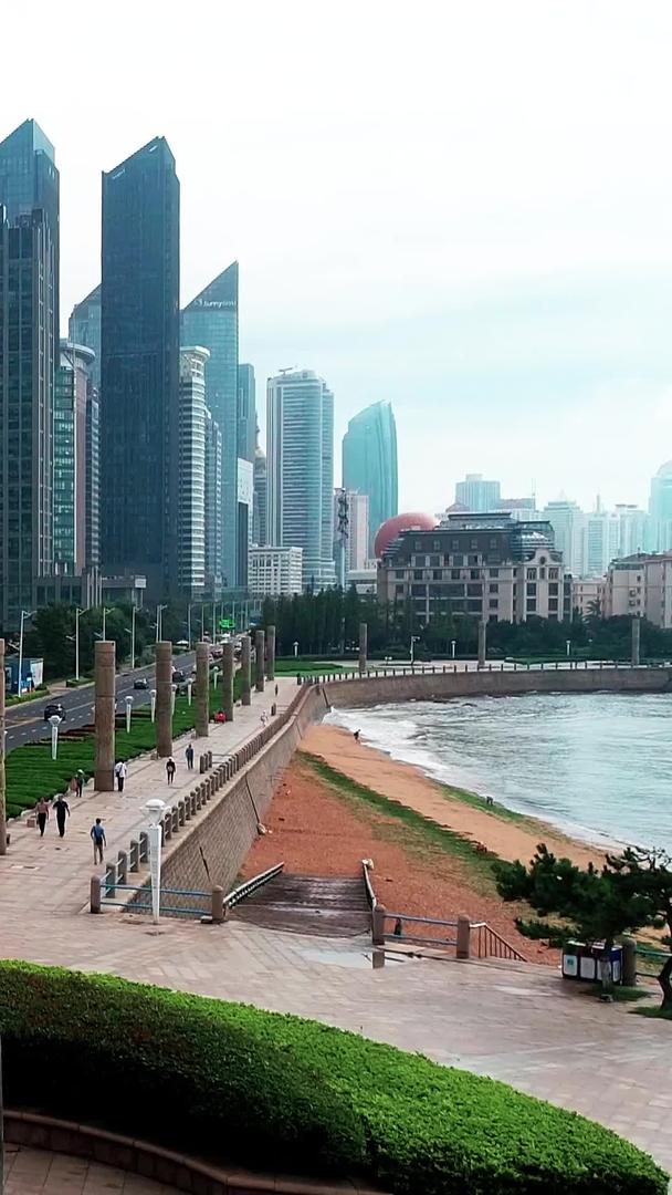 青岛东海路世纪长廊航拍海滨城市风景视频的预览图