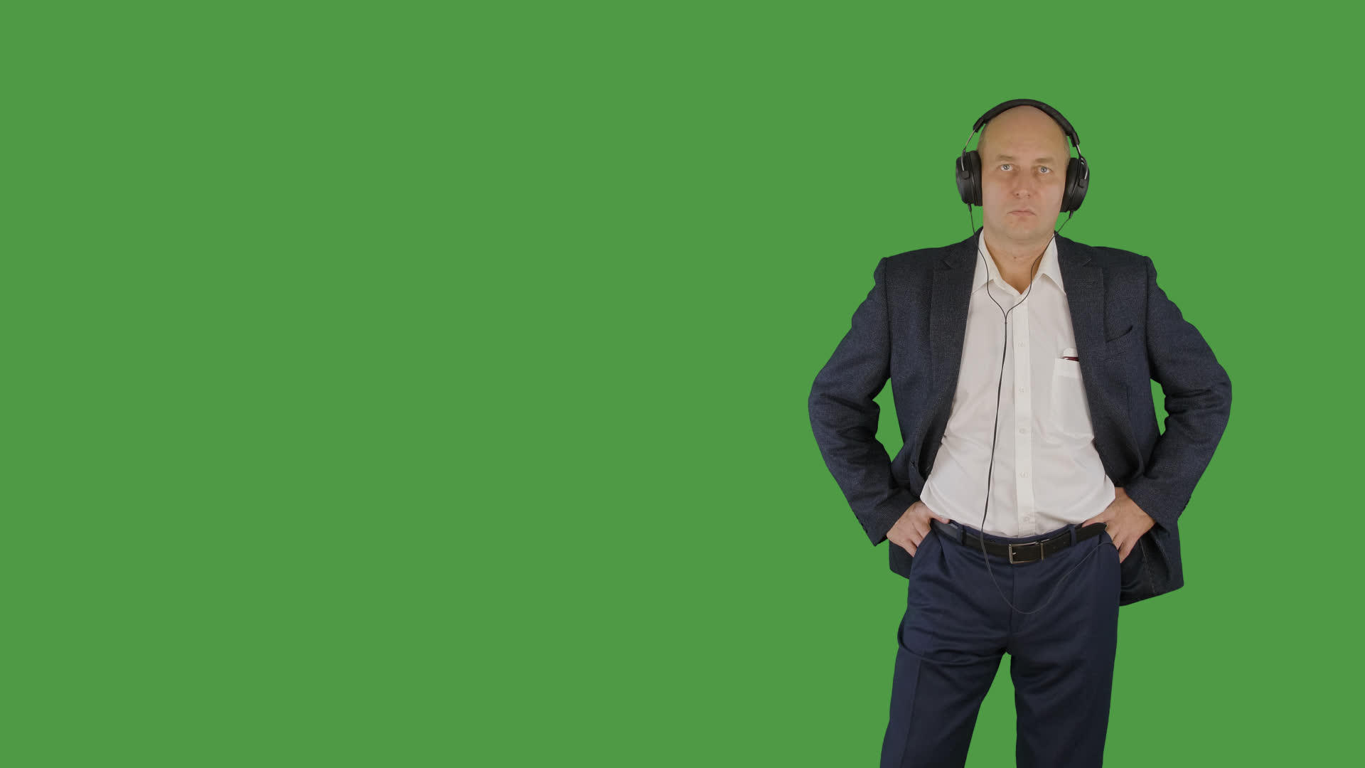 商界的秃头男人喜欢在绿色背景下用耳机听音乐视频的预览图
