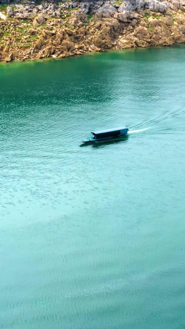 航拍湖面货船视频的预览图