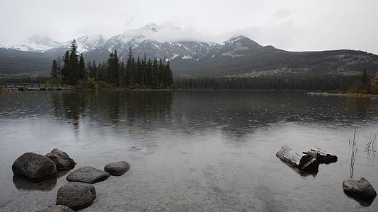 在金字塔湖的加拿大岩石山脉下雨的灰色清晨视频的预览图
