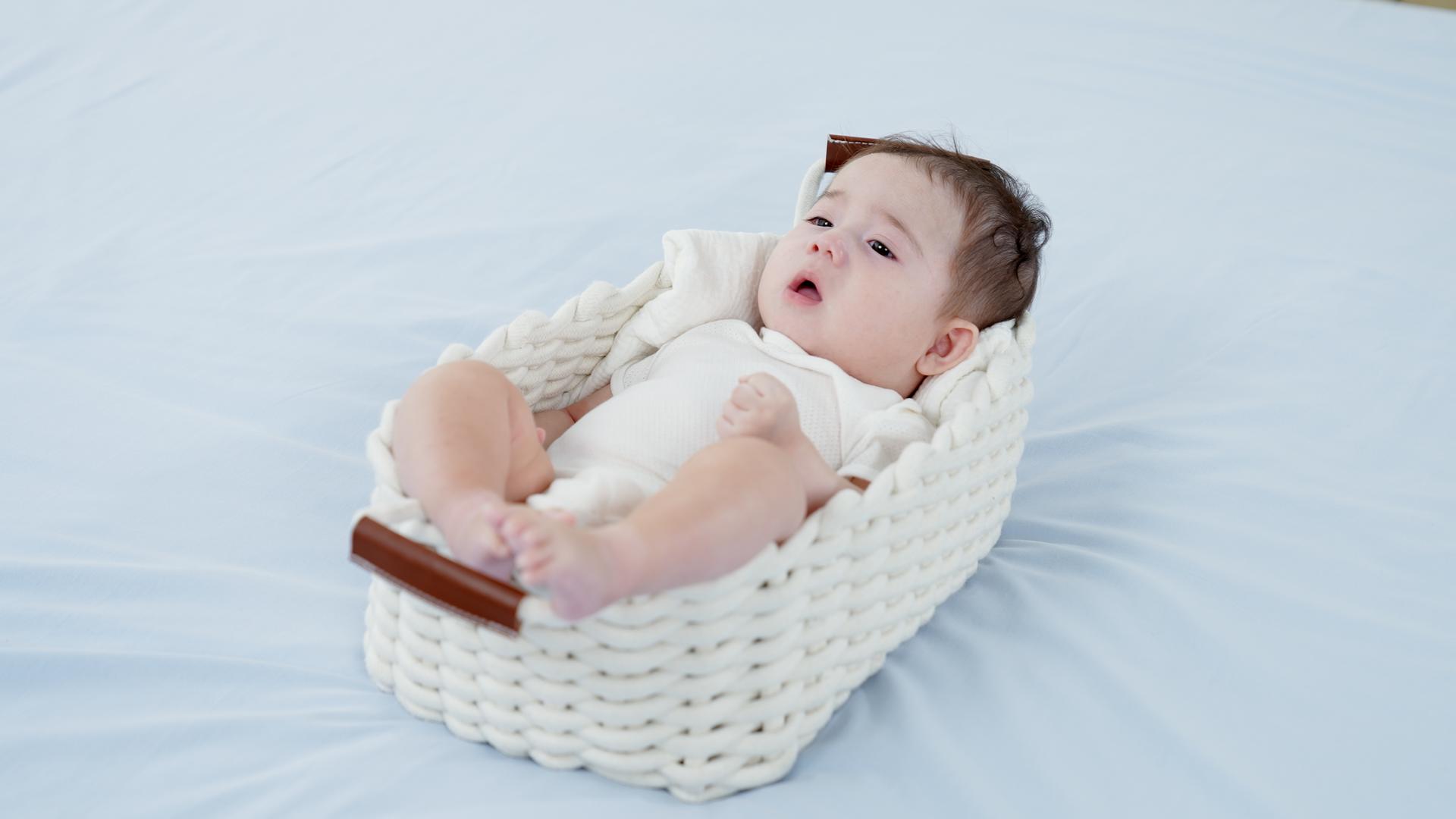 可爱的婴儿躺在篮子里视频的预览图