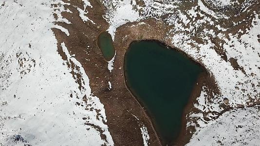 从顶部看雪山和湖泊视频的预览图