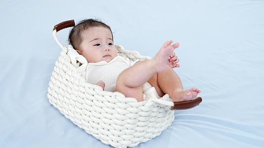 可爱的婴儿躺在篮子里微笑视频的预览图