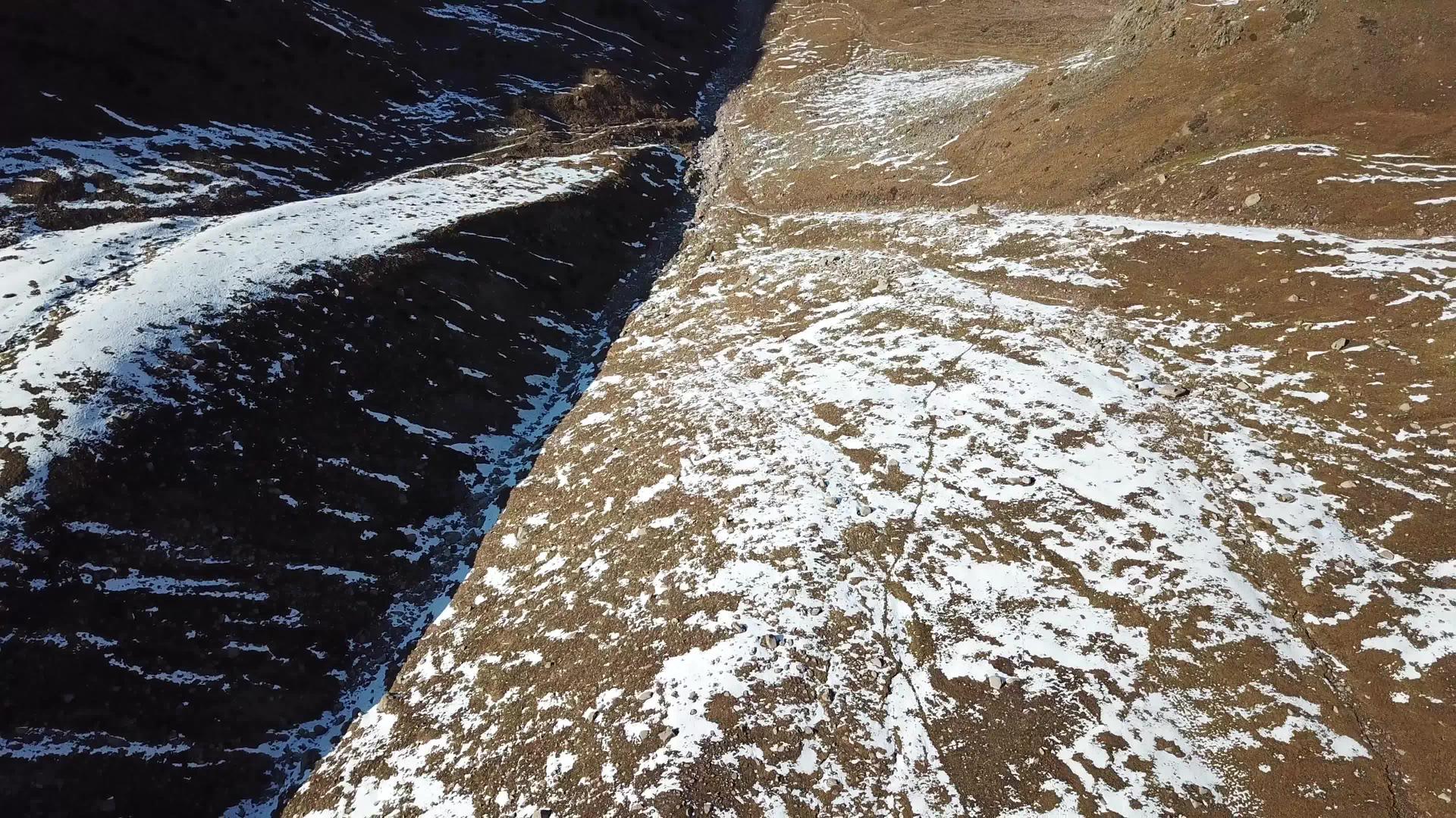 秋天的山上满是积雪视频的预览图