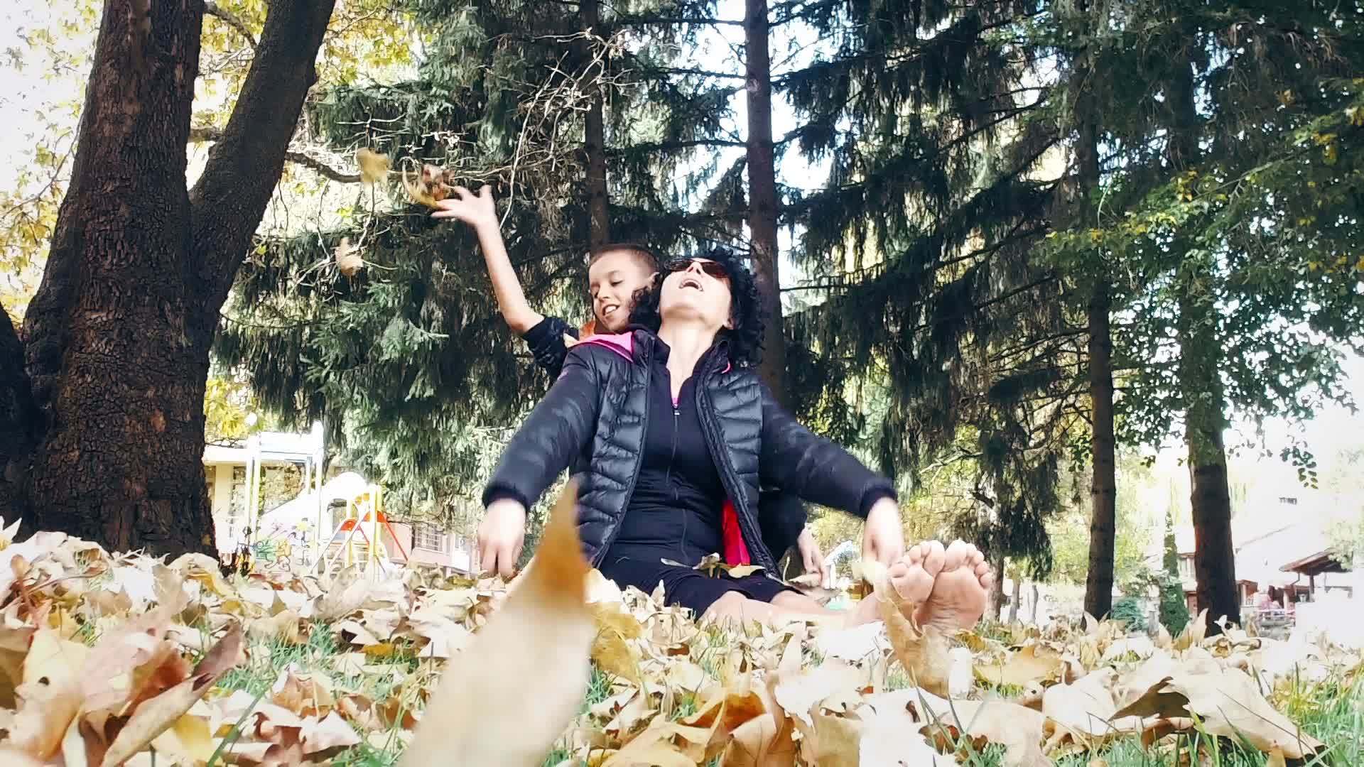 幸福的家庭赤脚母子在公园家庭的童年季节和人们的观念中玩耍视频的预览图