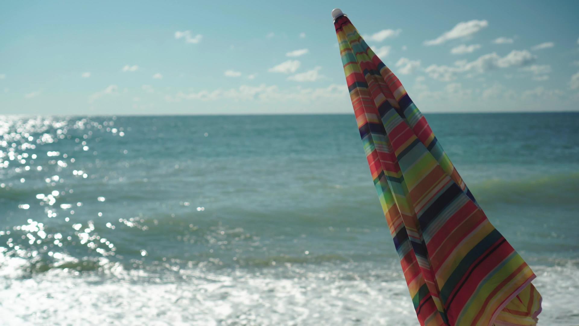夏天在空荡荡的海滩上雨伞被折叠成空荡荡的海滩没有游客视频的预览图
