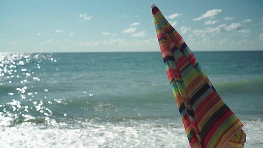 夏天在空荡荡的海滩上雨伞被折叠成空荡荡的海滩没有游客视频的预览图