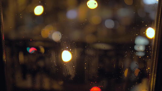 晚上窗外下雨滴视频的预览图