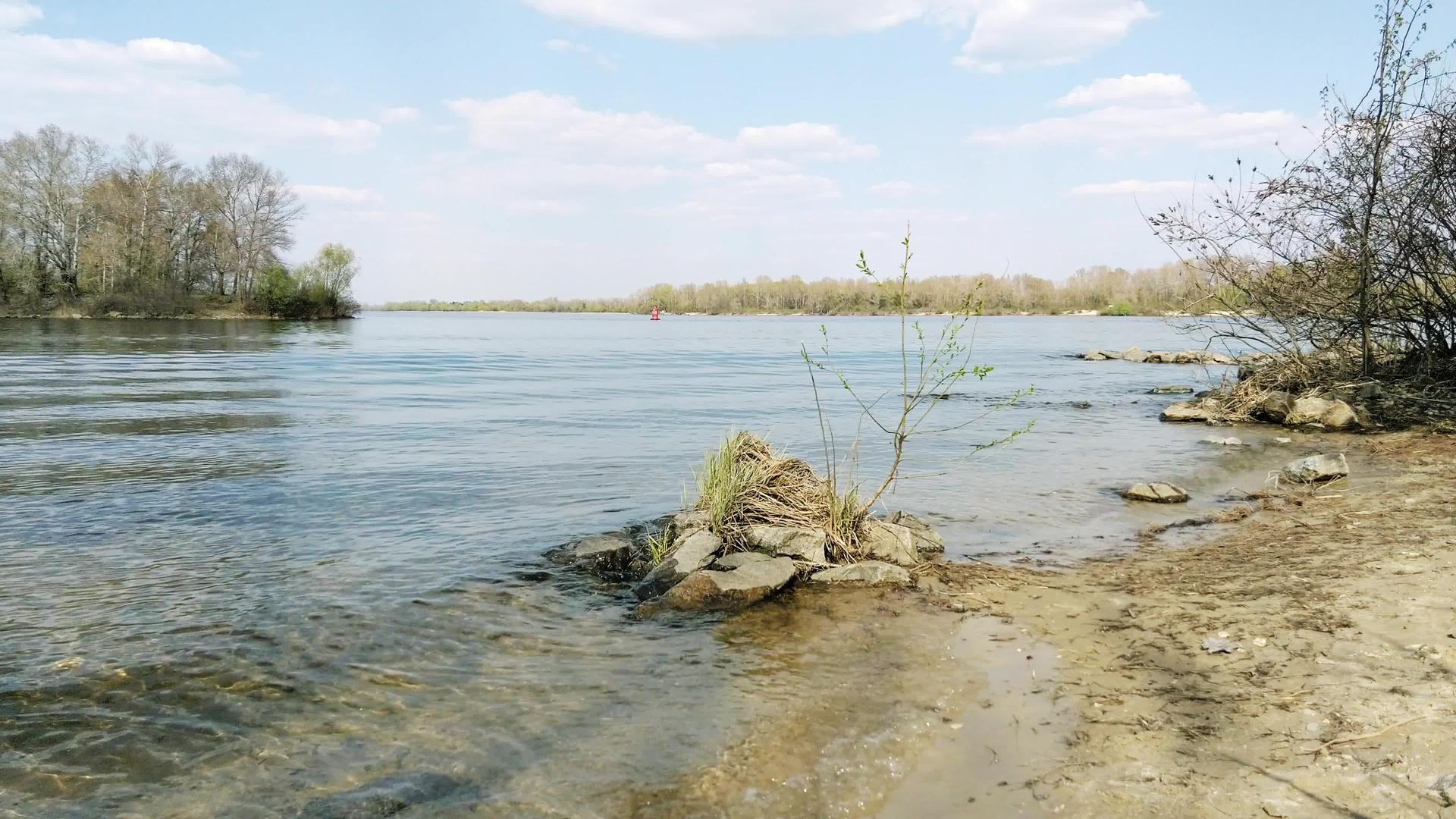 白天在丹尼珀河的泉水中视频的预览图