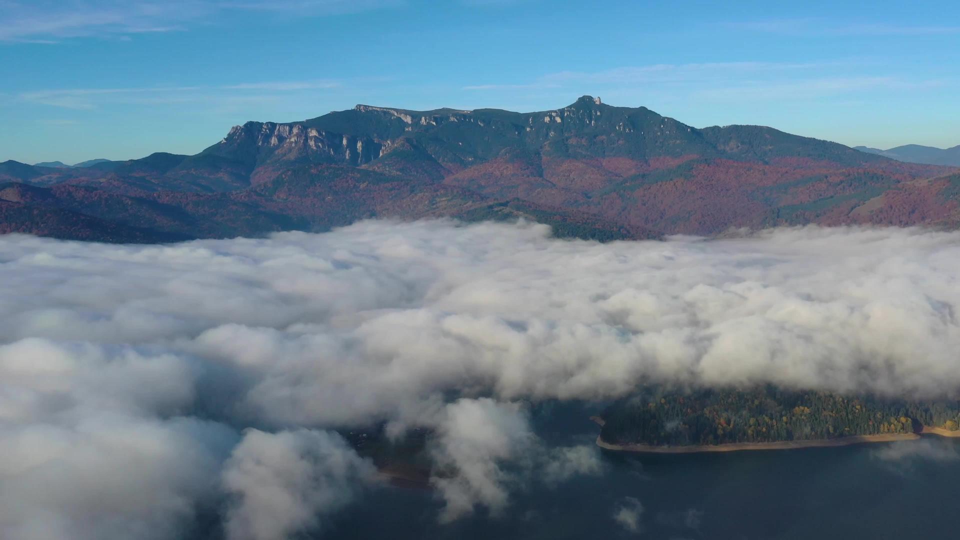 秋天的清晨罗马喀尔巴阡山脉的无人驾驶飞机在云雾中飞行视频的预览图