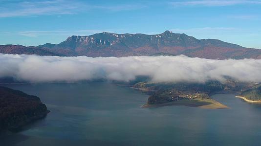 秋天的早晨无人驾驶飞机在罗马喀尔巴阡山脉的山湖上飞行视频的预览图