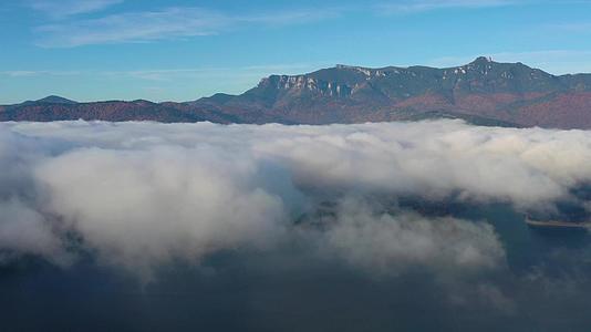 山湖上的云雾在罗马的喀尔巴阡山脉驶飞机上飞行视频的预览图