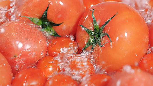 4K水流冲刷西红柿水果蔬菜视频的预览图