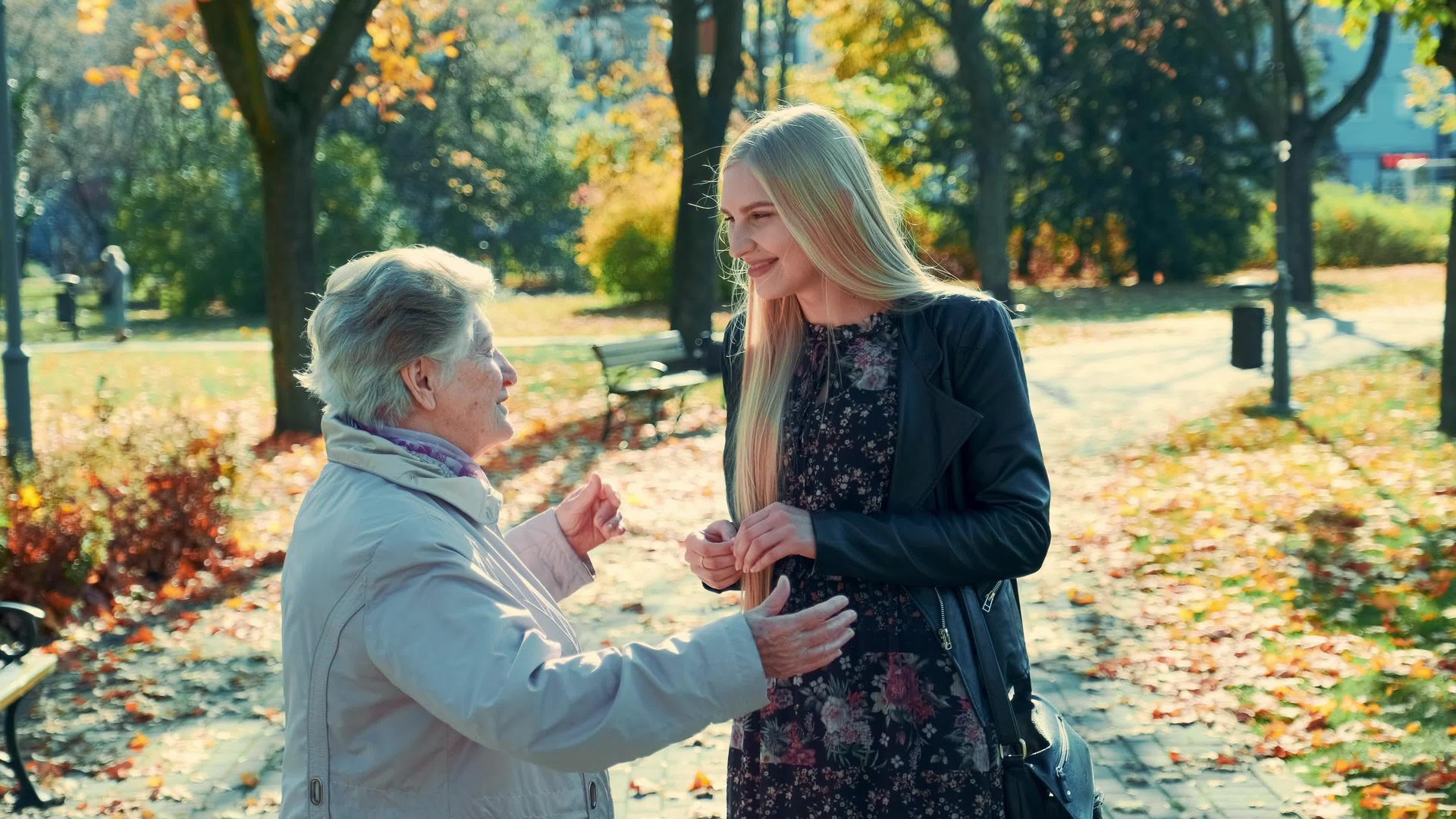 祖母和孙女在公园里互相拥抱视频的预览图