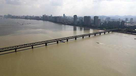 4K航拍杭州钱塘江大桥视频的预览图