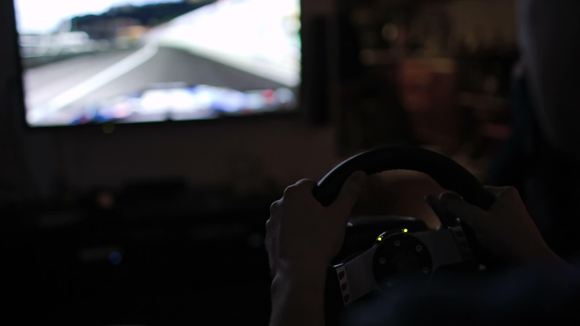用方向盘模拟器玩赛车游戏视频的预览图