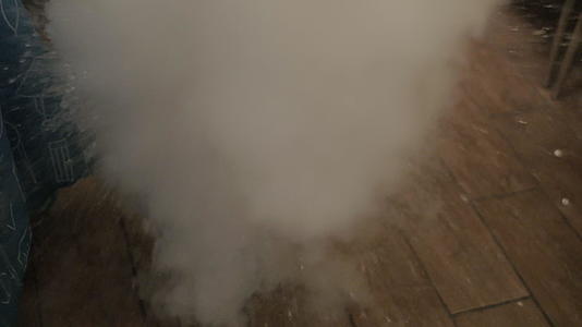 热水和液氮爆炸化学实验视频的预览图