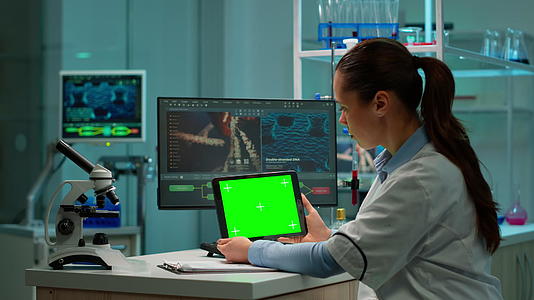 科学家持有绿色模型的平板电脑视频的预览图