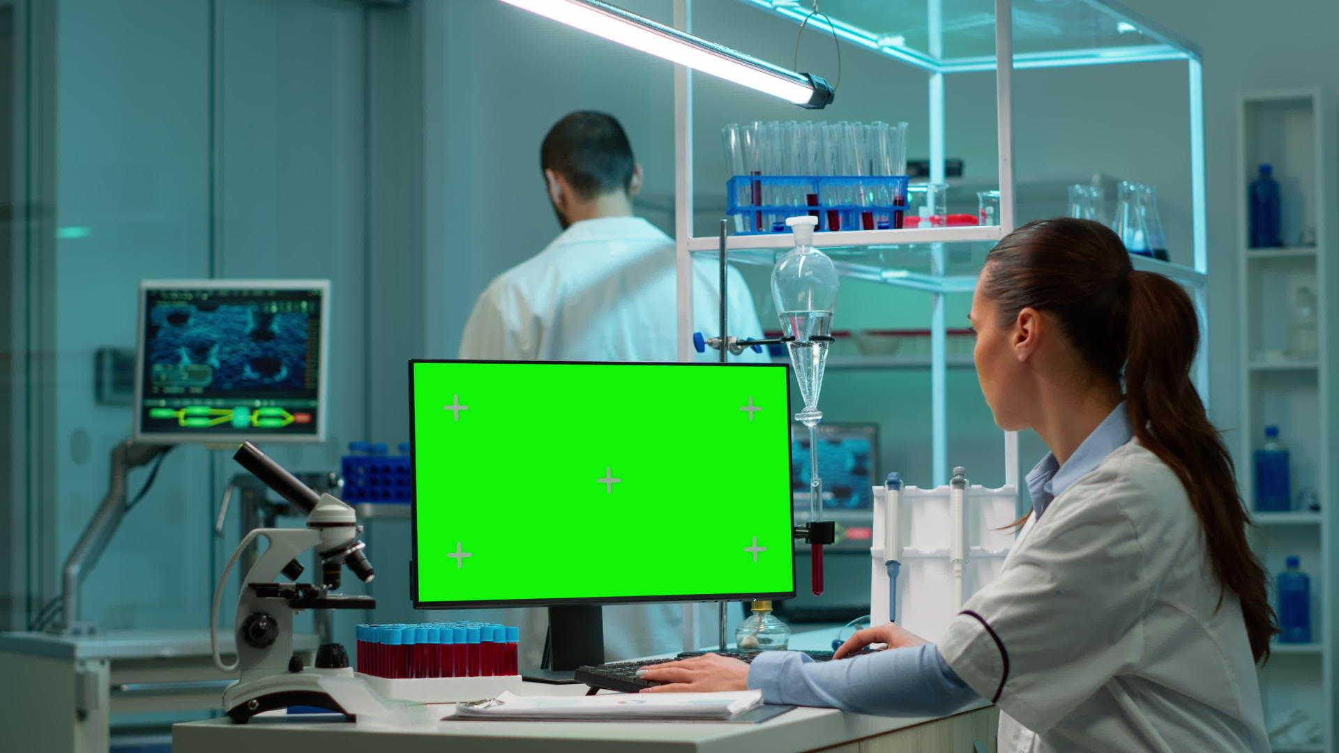 科学家坐在桌子上用模拟屏幕处理个人人计算机工作a视频的预览图