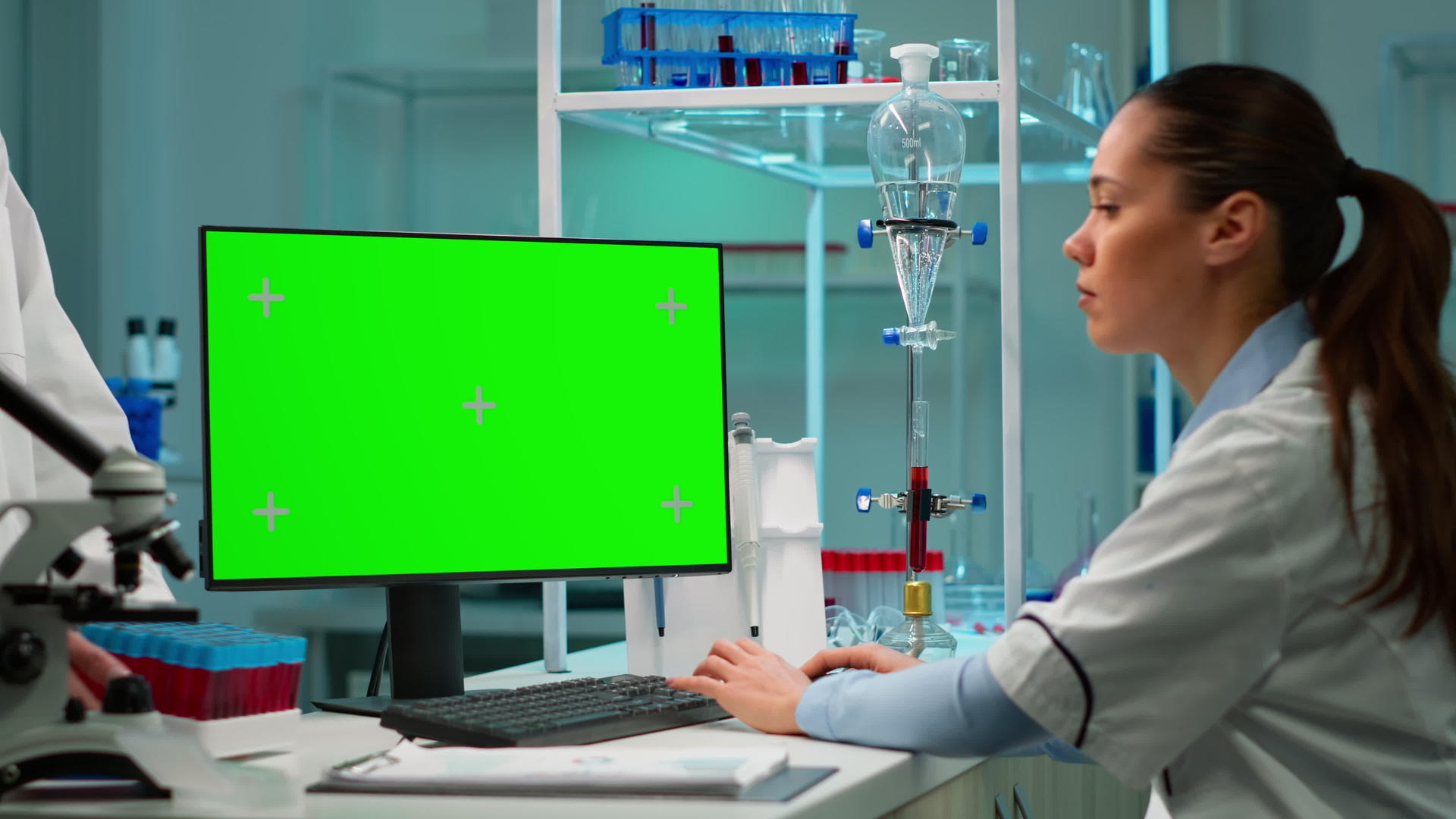 化学家用绿色染色体键盘打字pc视频的预览图