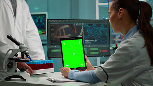 科学家持有带有绿色染色体密钥屏幕的平板电脑视频的预览图
