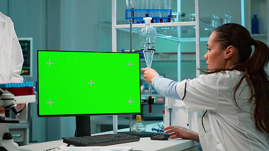 研究人员在现代设备齐全的实验室中查看染色仪器密钥显示视频的预览图