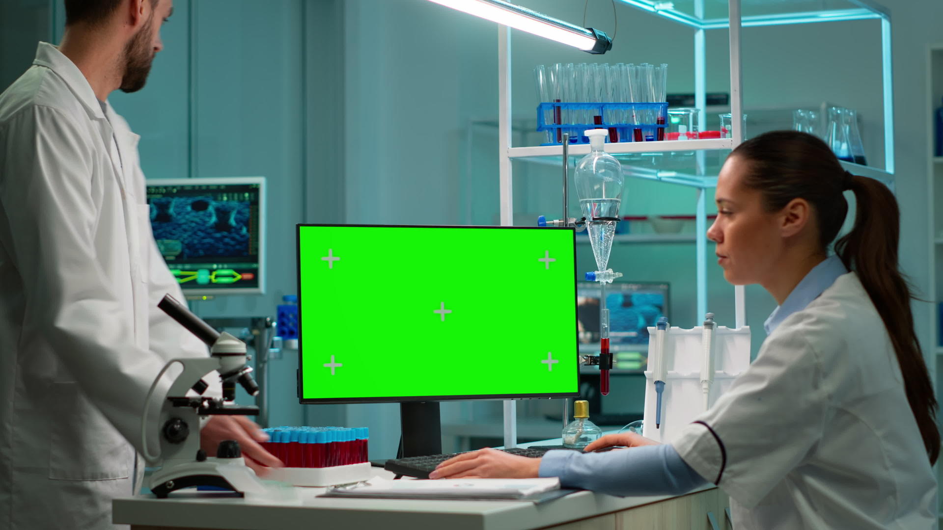生物化学家用绿屏计算机开发药物视频的预览图