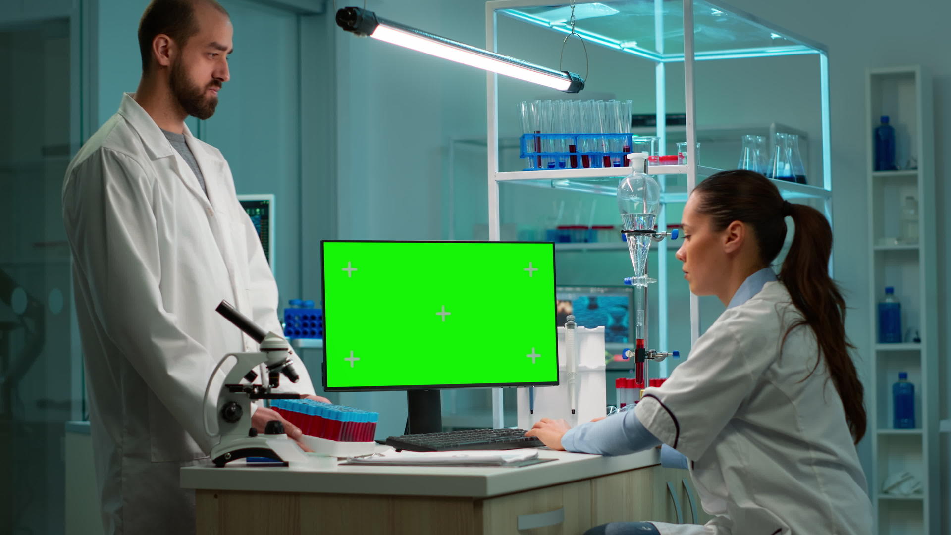 微生物学家在带有显示器的计算机上工作视频的预览图