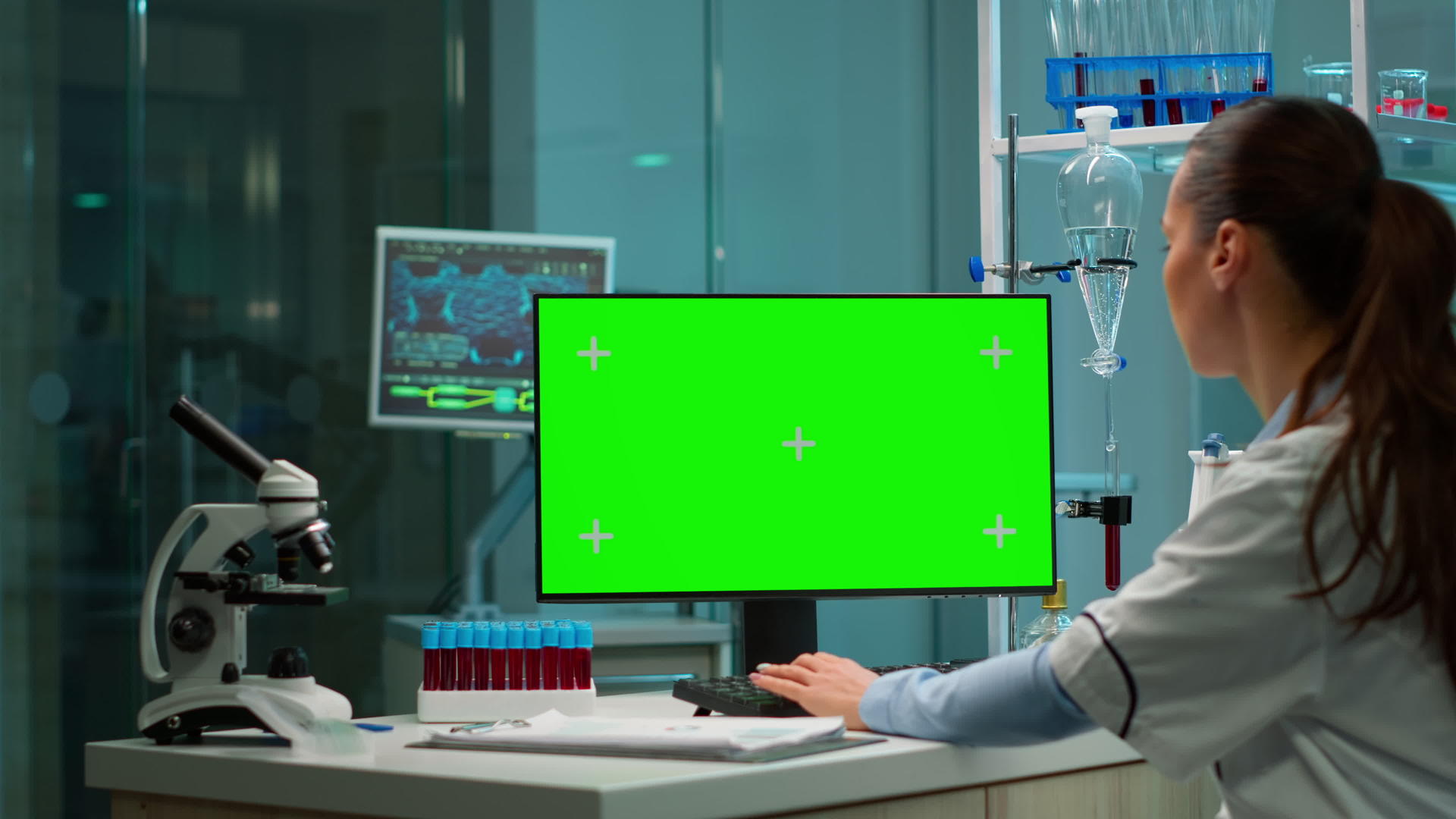 在绿色屏幕上工作的化学家拍摄的镜头视频的预览图