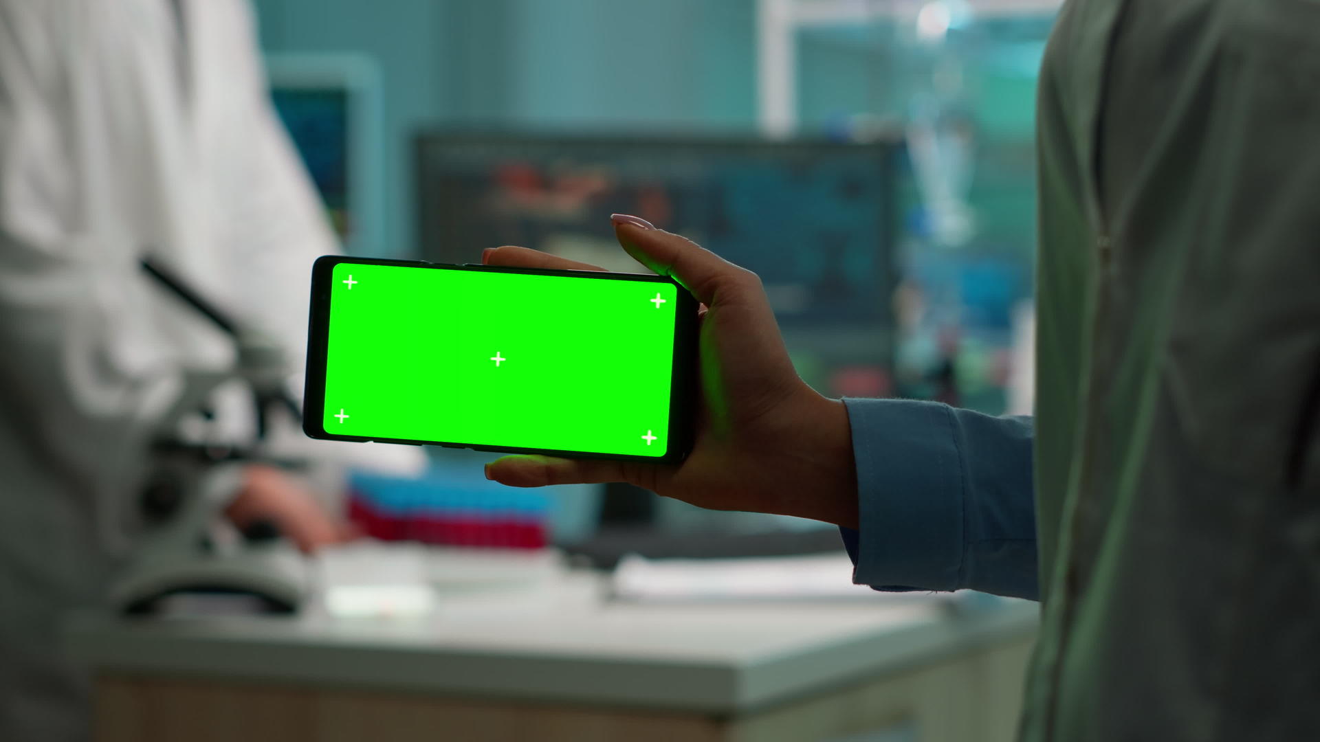 微生物学家拥有智能手机并显示绿色染色体密钥视频的预览图