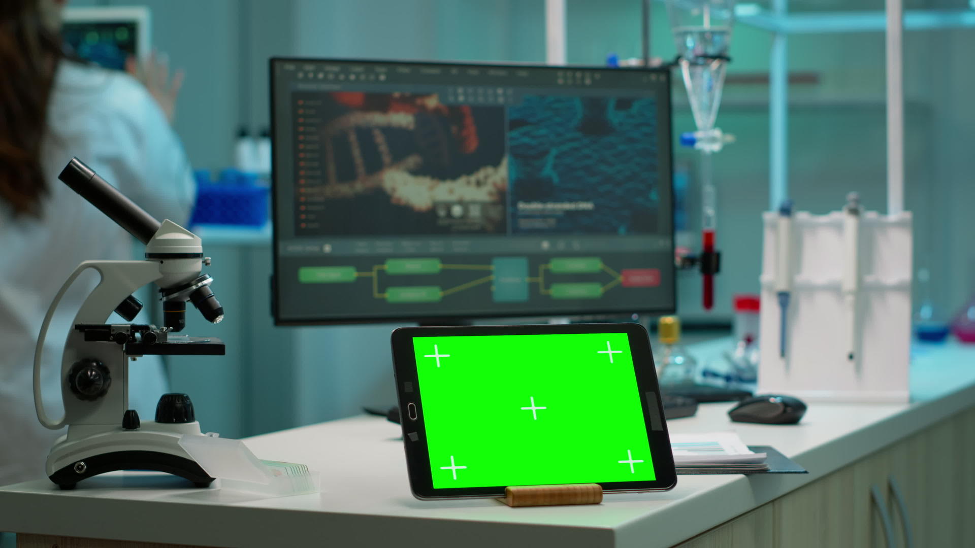 桌面上的模板上模拟着绿色屏幕的平板视频的预览图