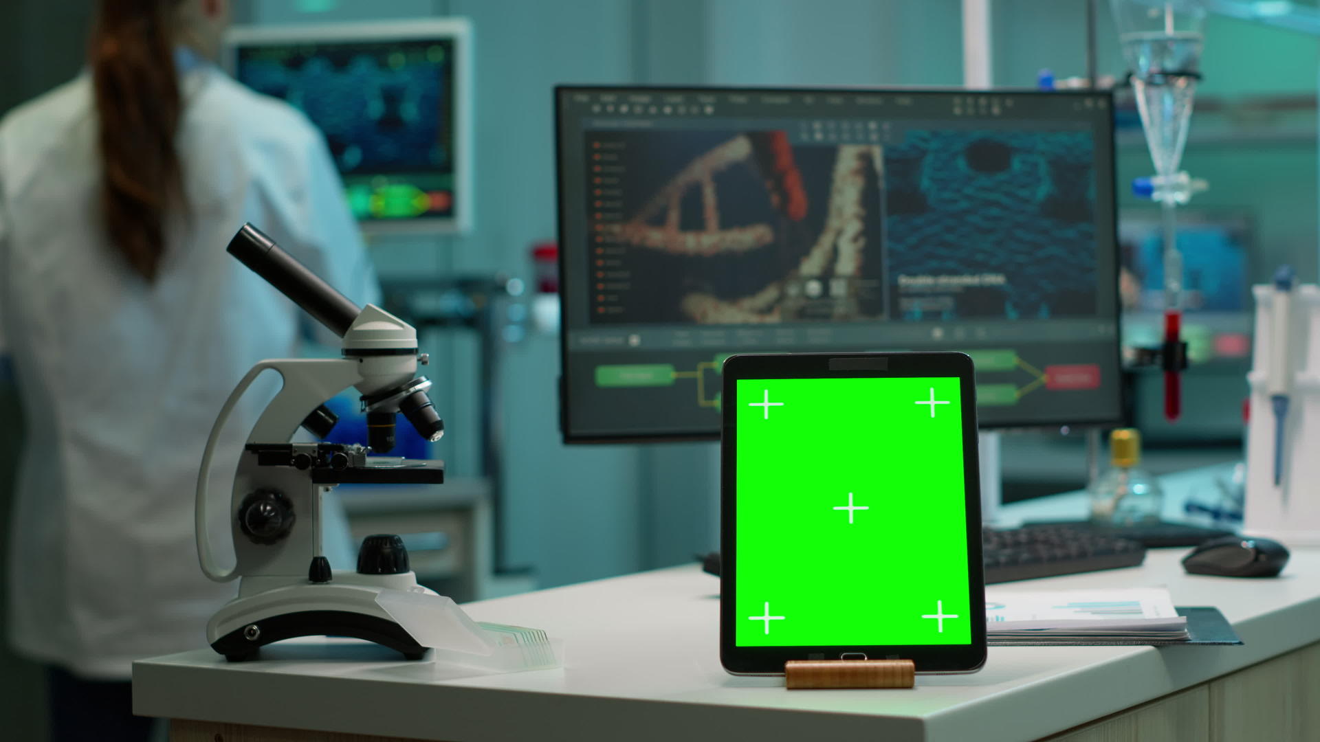 平板电脑将模拟绿色屏幕放置在实验室摄像头前视频的预览图