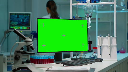 桌面上有绿色屏幕的台式计算机模拟显示在桌面上视频的预览图