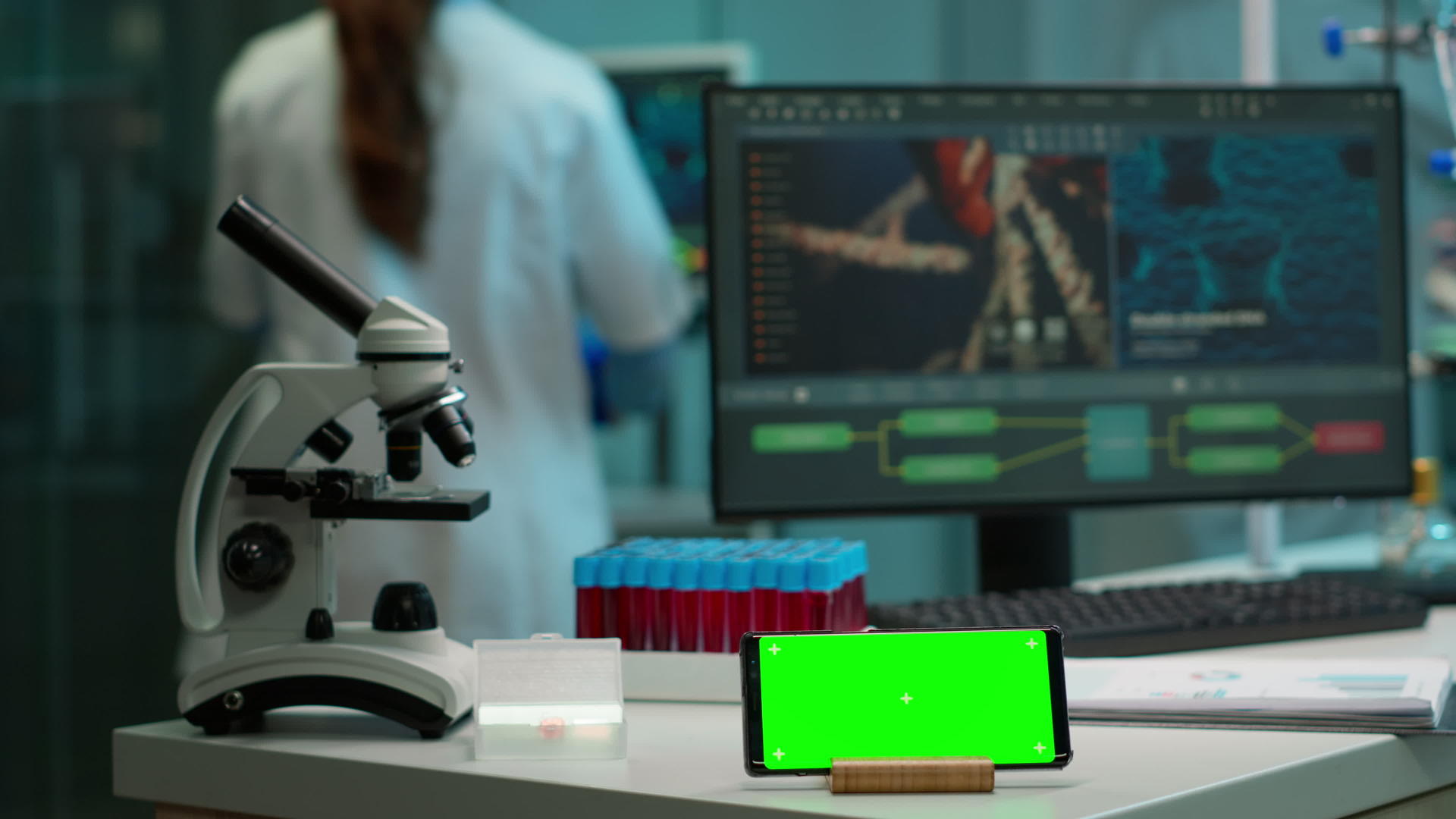 微生物学家将血液样本靠近绿色屏幕视频的预览图