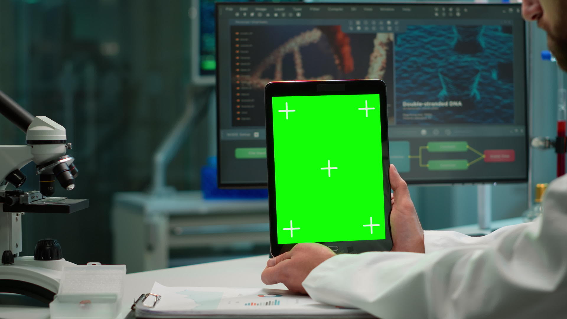 男性化学科学家持有绿色模拟屏幕板视频的预览图