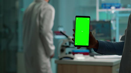 封闭的化学家手持绿屏手机视频的预览图