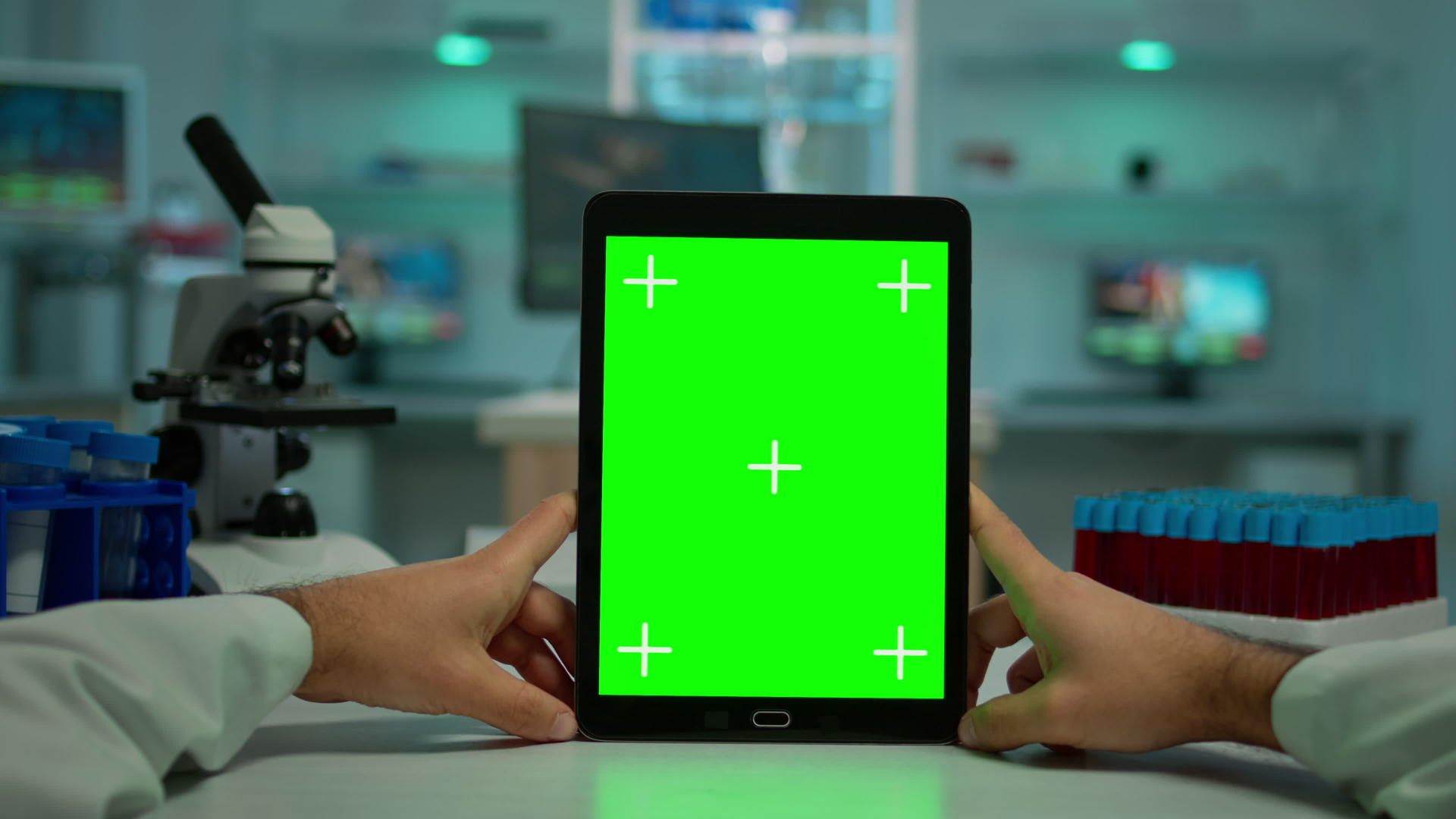 化学家在实验室中使用药片和绿屏的第一视角镜头视频的预览图