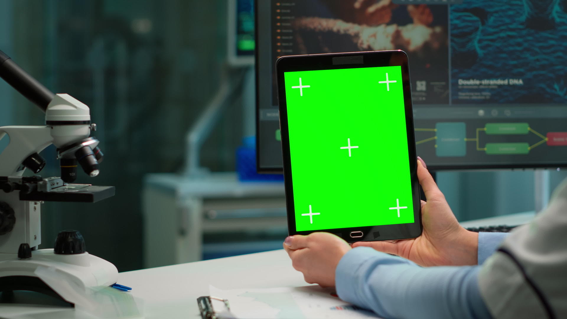 女科学家手持带有绿色模型的平板电脑特写视频的预览图