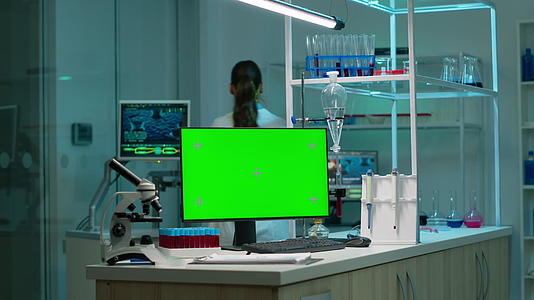 计算机绿屏显示器用于实验室工作视频的预览图