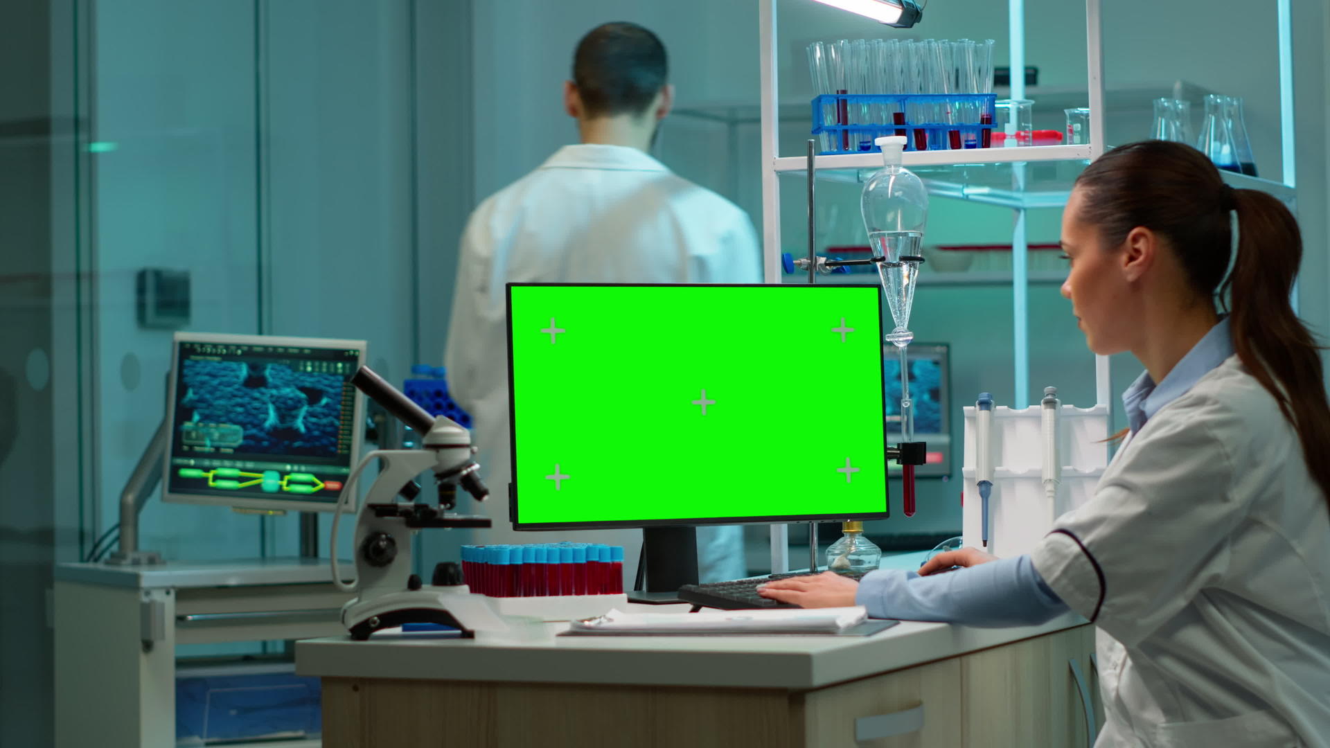 使用绿色模拟屏幕Pc生化化学家坐在工作场所视频的预览图