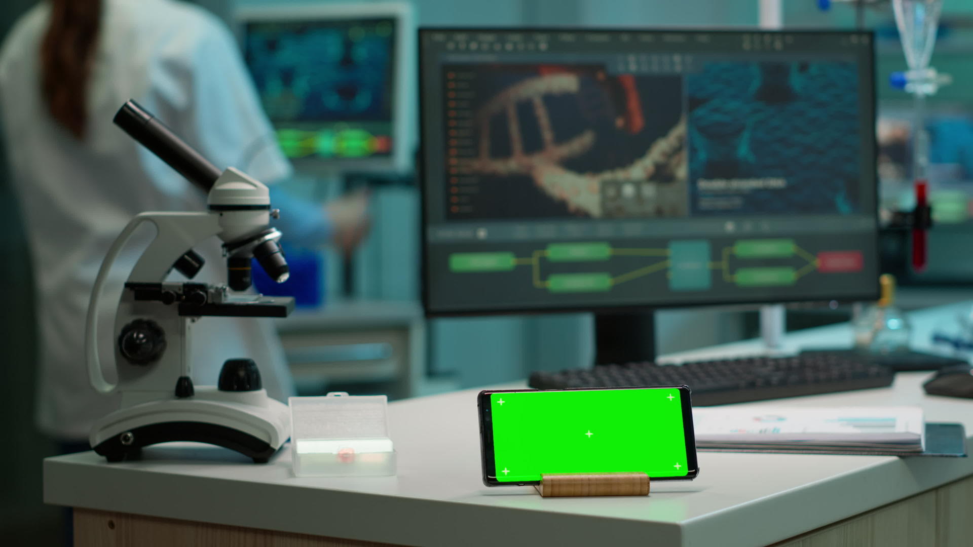 在实验室工作绿色屏幕的横向移动电话；在实验室工作视频的预览图
