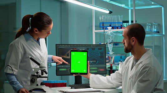 医学研究科学家使用绿色屏幕笔记板视频的预览图
