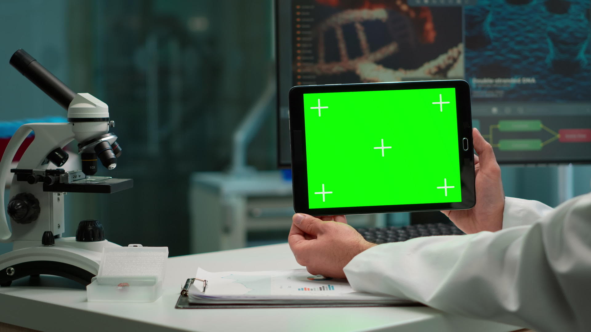 化学家拿着绿色模型平板电脑后面的视线视频的预览图