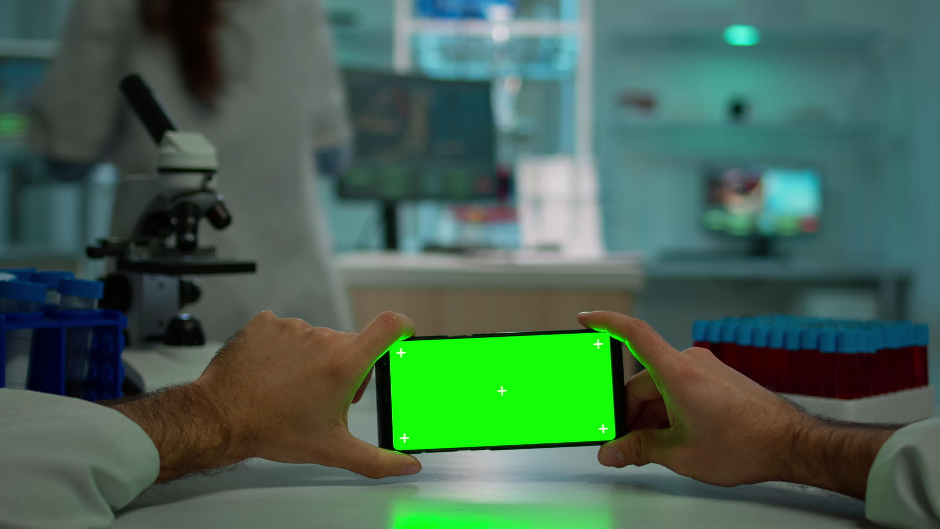 使用带有染色键的水平智能手机拍摄化学家的第一个透视镜头视频的预览图