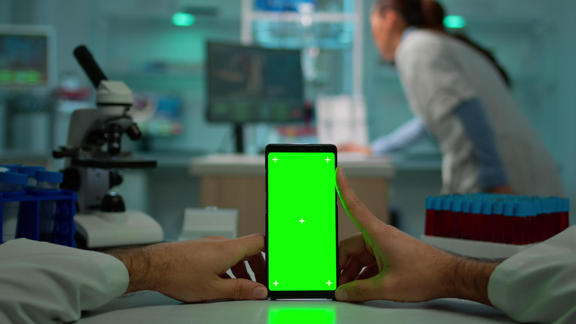 使用带有绿色屏幕的智能手机拍摄化学家的第一头视频的预览图