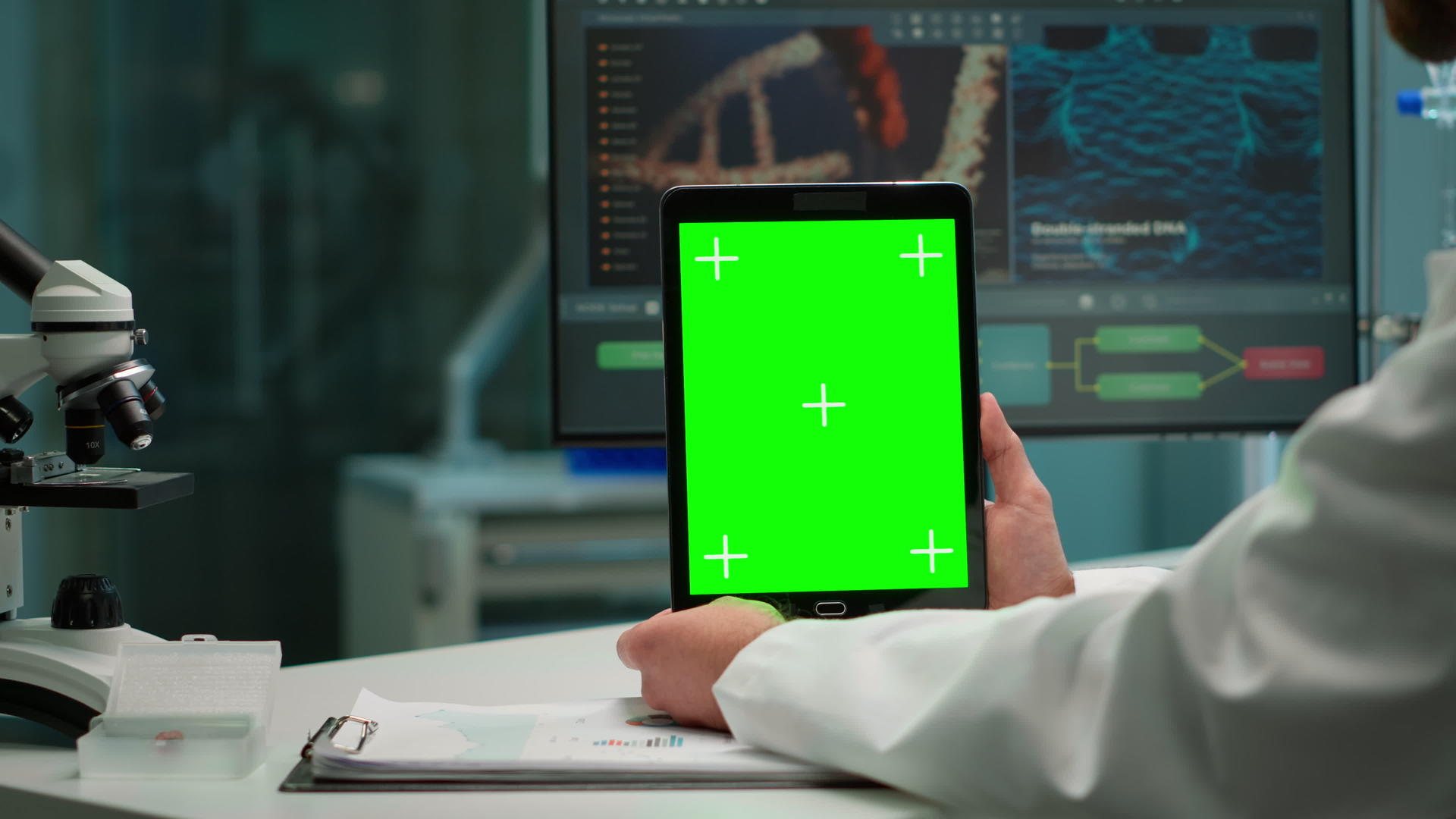 实验室使用绿色屏幕药片进行生物化学实验视频的预览图