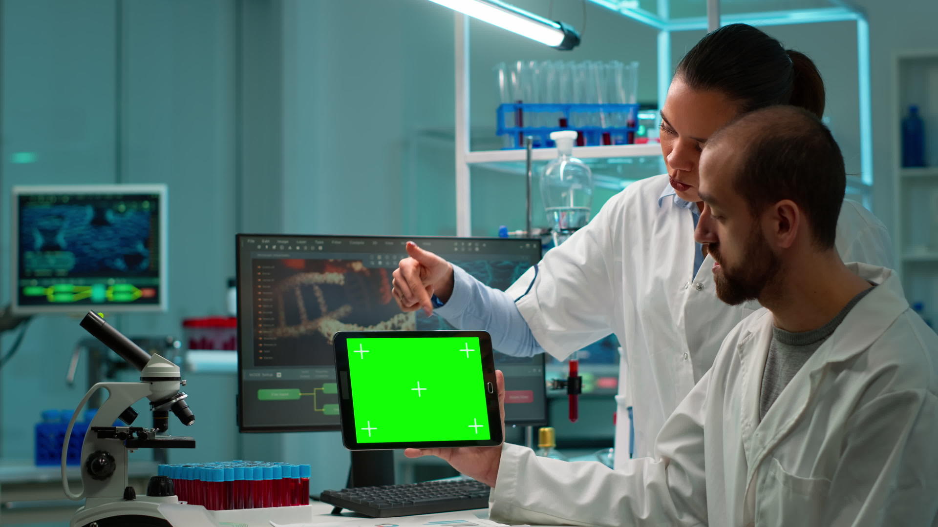 专业化学专家使用染色体钥匙屏幕在平板电脑上工作视频的预览图