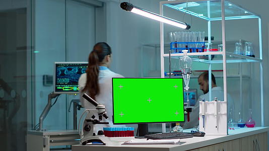 使用绿色屏幕Pc化学家在实验室背景中工作视频的预览图